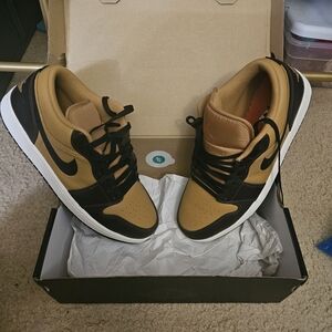Jordan Men's Black and Tan Sneakers